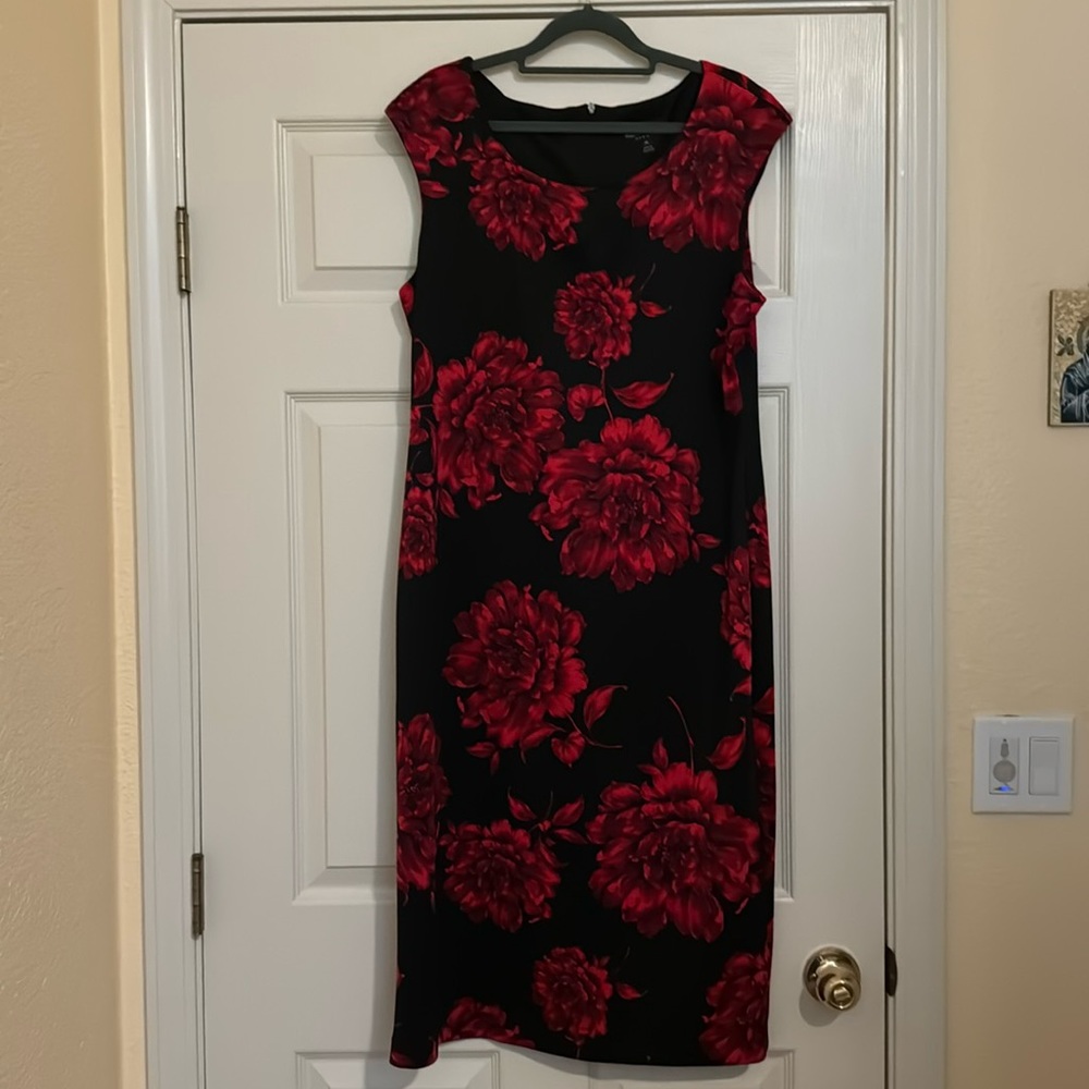 Size 16 Fitted Red Flowered Tea Length Dress